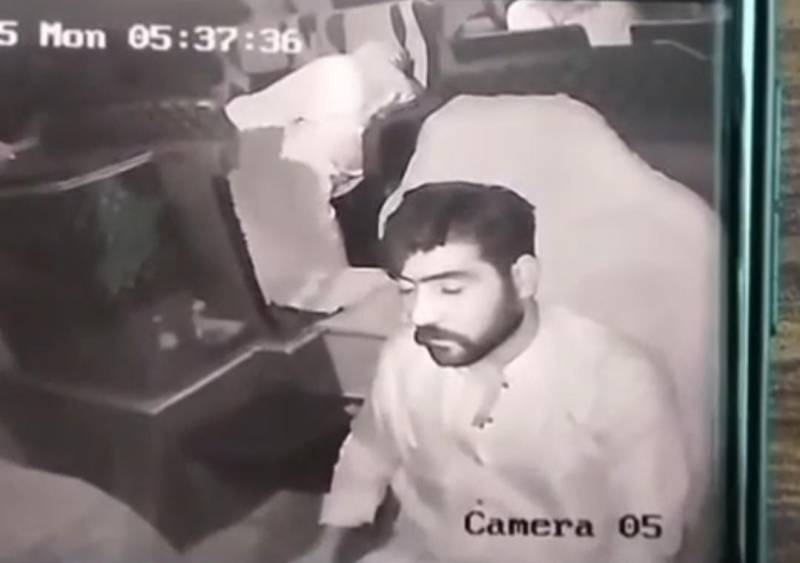  اوچ شریف: موٹر وے ایم 5پر حادثہ، بس ڈرائیور کی نیند کرتے ویڈیو سامنے آگئی 
