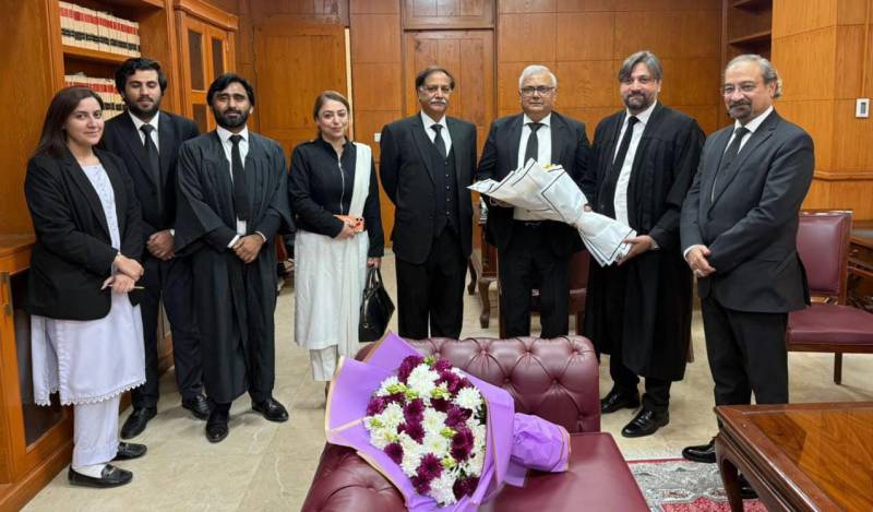  چیف جسٹس وفاقی آئینی عدالت سے سپریم کورٹ بار کے وفد کی ملاقات،مبارکباد پیش کی