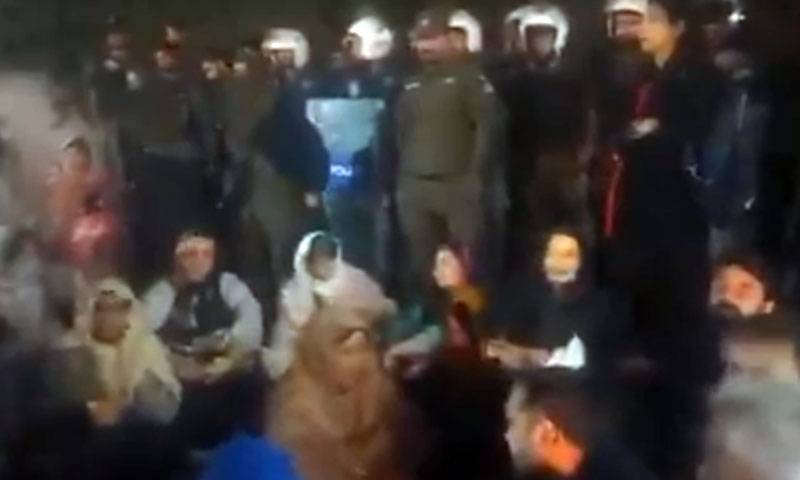 عمران خان سے ملاقات نہ کرانے پر بہنوں نے اڈیالہ جیل کے باہر دھرنا دیدیا