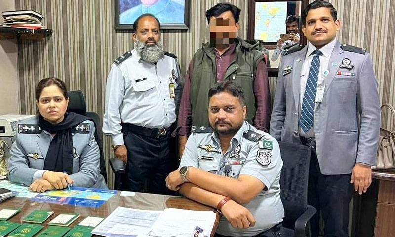 ایف آئی اے کی کراچی ائیرپورٹ پر کارروائی، مسافرسے 20پاکستانی پاسپورٹ برآمد