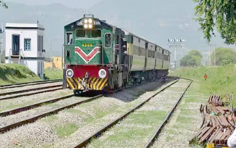کراچی اور پشاور سے کوئٹہ جانے والی ٹرینوں کو اچانک روک دیا گیا