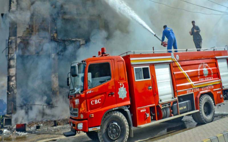 کراچی: کورنگی میں فیکٹری میں آگ لگنے سے عمارت کا کچھ حصہ منہدم