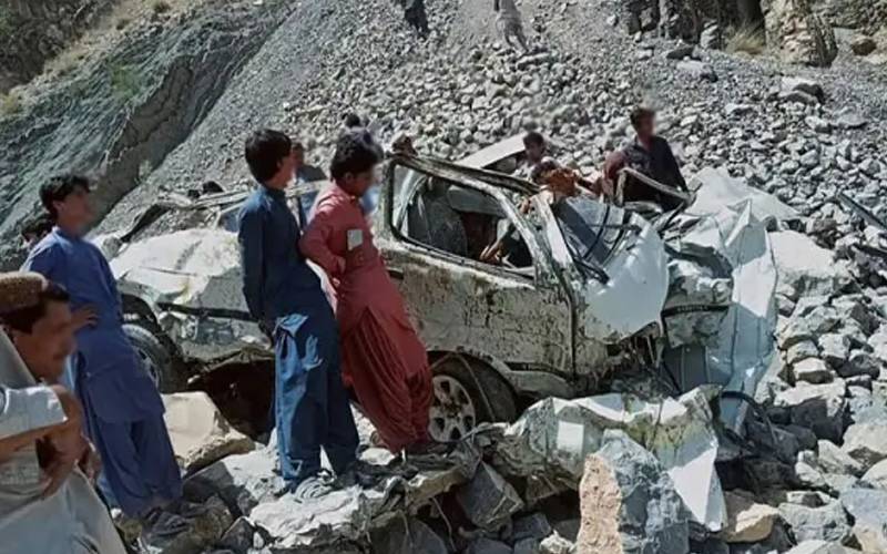 ایبٹ آباد میں گاڑی گہری کھائی میں جاگری، طالبات سمیت 6 افراد جاں بحق