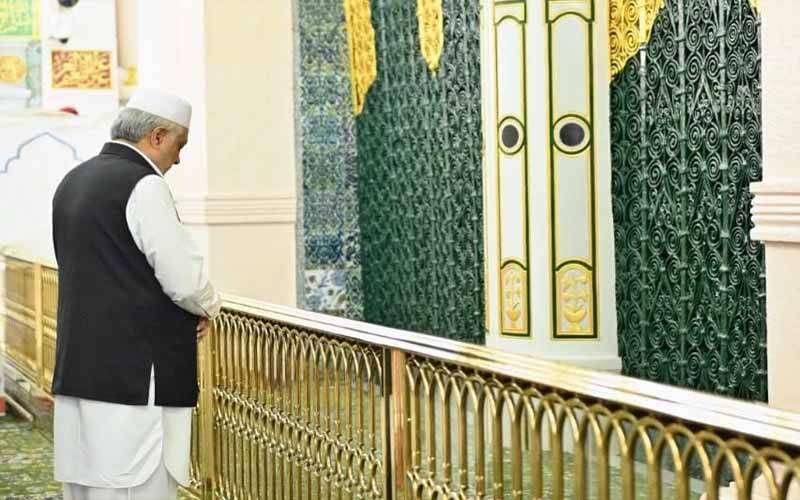 نائب وزیراعظم اسحاق ڈارروزہ رسول ﷺ پر حاضری کے بعد وطن واپس پہنچ گئے