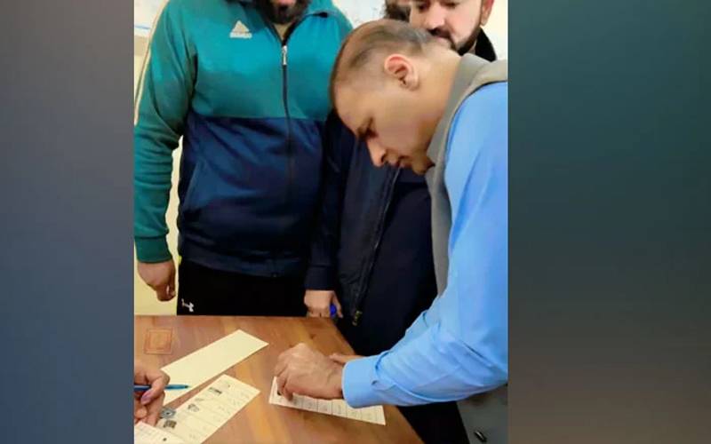 عابد شیر علی کی سرِ عام بیلٹ پیپر پر مہر لگانے کی ویڈیو وائرل