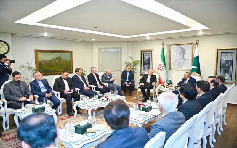 اسحاق ڈار کی ایرانی سیکرٹری علی لاریجانی سے ملاقات، دوطرفہ تعلقات مضبوط بنانے پر اتفاق