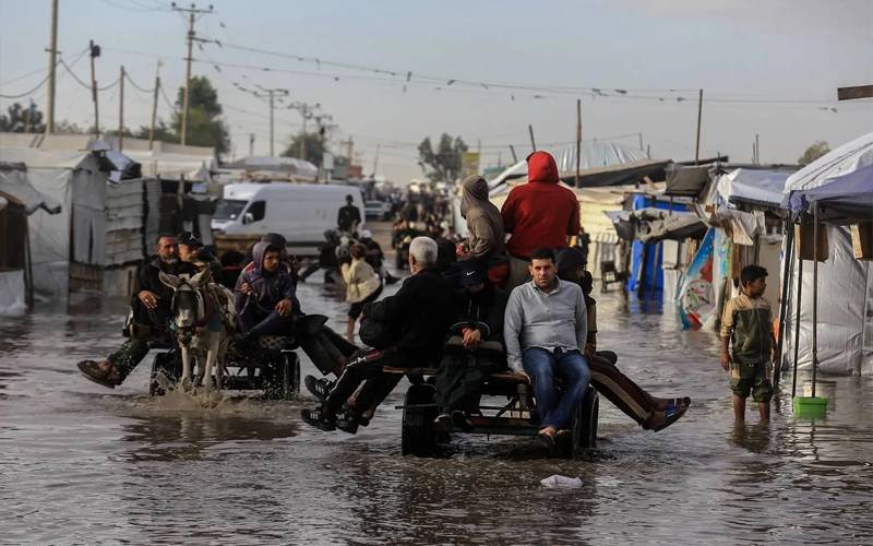 غزہ میں تباہ کن بارشیں: ہزاروں خیمے ڈوب گئے، سردی نے زندگی اجیرن بنا دی