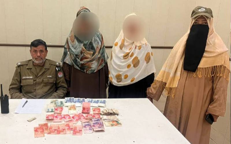 لاہور: بالیاں نوچنے والی 2 برقعہ پوش خواتین گرفتار 