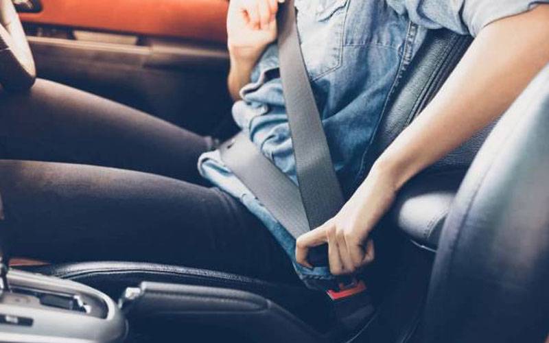 سیٹ بیلٹ میں یہ چھوٹا بٹن کس کام آتا ہے؟