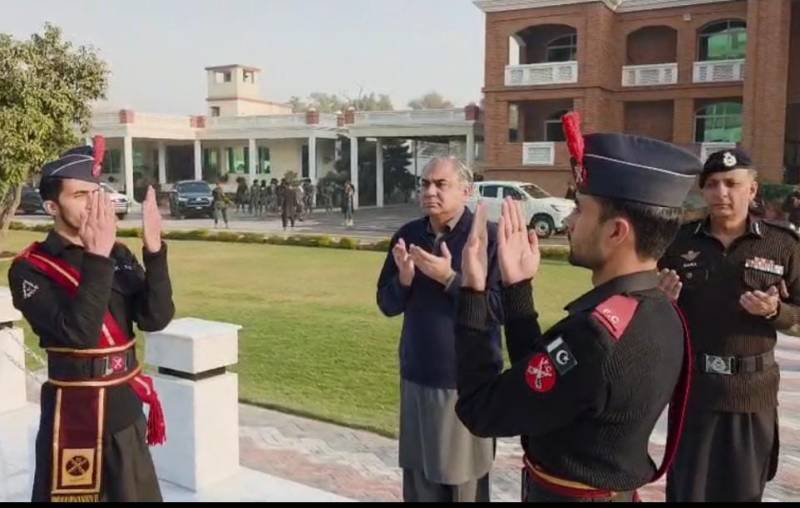  وفاقی وزیرداخلہ خود کش دھماکے کے بعد افسروں وجوانوں سے ملنے  ایف سی ہیڈ کوارٹر پہنچ گئے