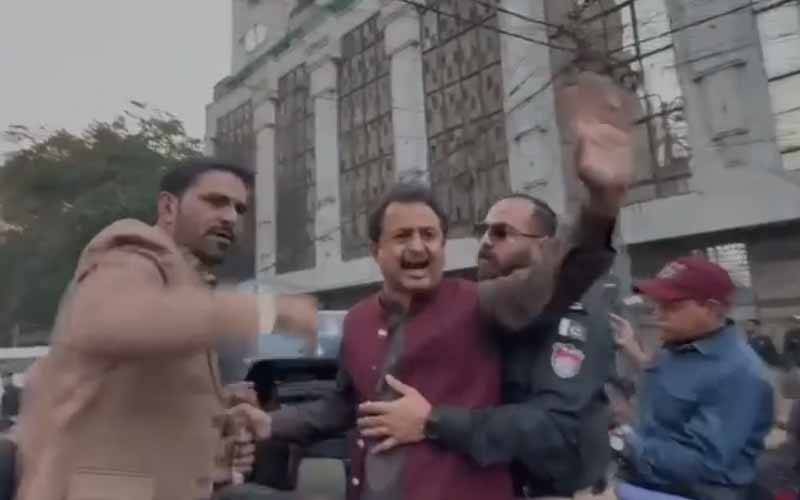 کراچی پریس کلب پر احتجاج،پی ٹی آئی سندھ کے صدر حلیم عادل شیخ سمیت متعدد کارکنان گرفتار