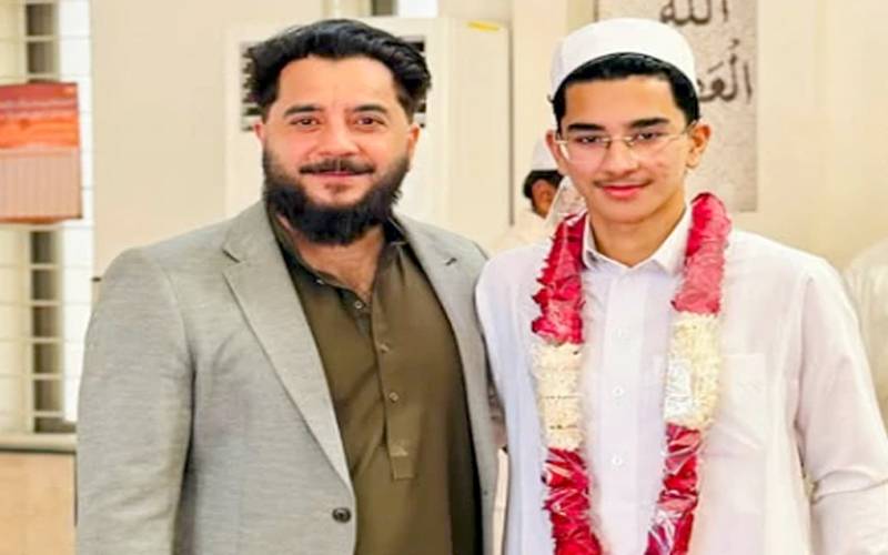 اداکار کاشف محمود کے بیٹے حافظ قرآن بن گئے