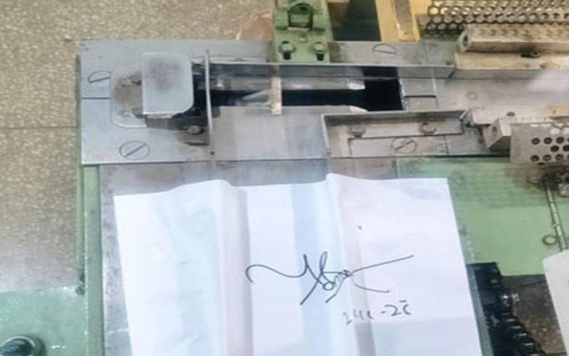مردان: اہم سیاسی شخصیت کی سگریٹ بنانے والی فیکٹری پر چھاپہ، سیل کر دی گئی 