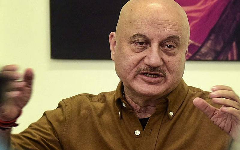 ’’پہلی مرتبہ چرس پینے پر کیا ہواتھا‘‘بھارتی اداکار انوپم کھیر نے بتا دیا 