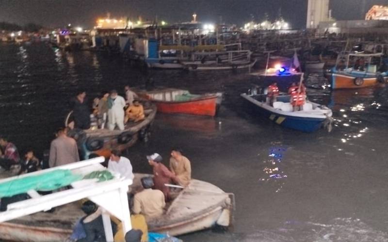 کراچی: منوڑہ میں 2 کشتیوں میں تصادم، 2 خواتین جاں بحق