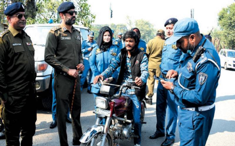 کم عمر ڈرائیور کا چالان؛ کارروائی کس کے خلاف ہوگی؟ ٹریفک پولیس کا بڑا فیصلہ 