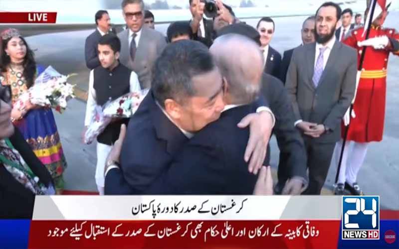 کرغزستان کے صدر  پاکستان پہنچ گئے، صدر زرداری اوروزیراعظم شہباز شریف نے استقبال کیا