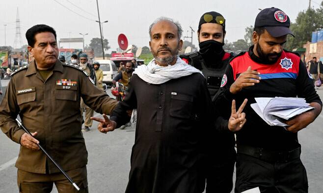  اڈیالہ جیل کے باہر احتجاج ،تحریک انصاف کے 4 کارکنوں کو جیل بھیج دیا گیا