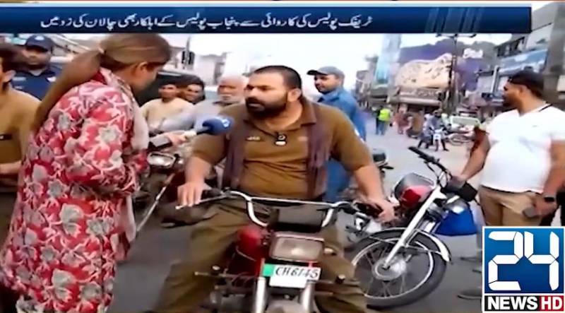  ہیلمٹ نہ پہننے والا پولیس اہلکار غصے میں آ  گیا !!