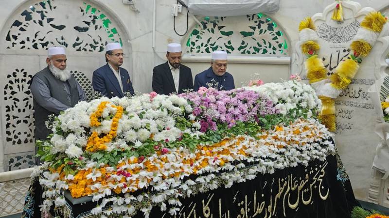  ڈپٹی وزیر اعظم اسحاق ڈار کی بیٹے کے ہمراہ داتاؒ دربار پر حاضری اور فاتحہ خوانی 