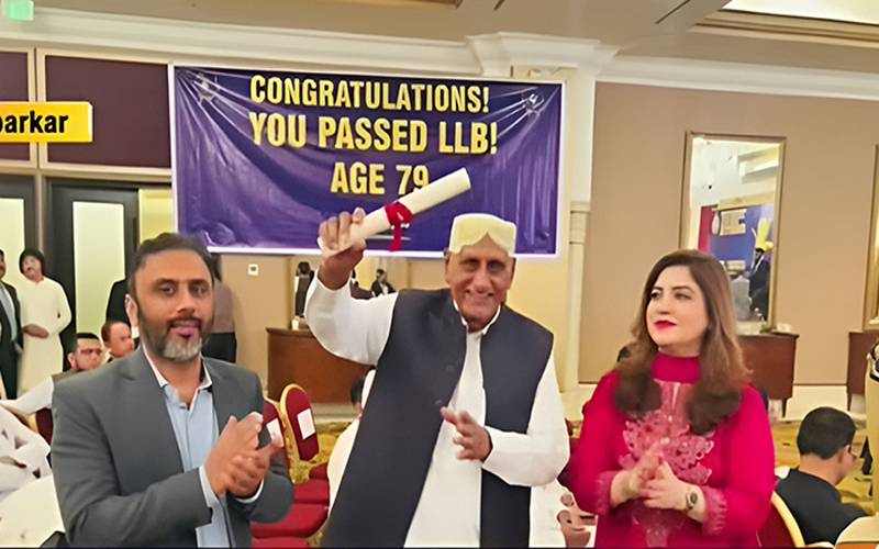 علم کیلئے عمر کی کوئی قید نہیں، تھرپارکر کے 79 سالہ ریٹائرڈ ٹیچر نے قانون کی ڈگری حاصل کرلی