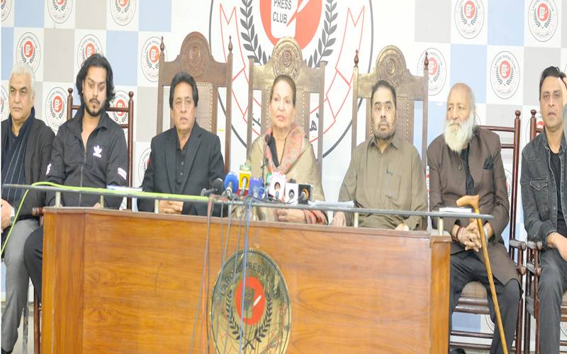 نامعلوم افراد نے شوٹنگ رکوادی، صائمہ کو 2 گھنٹے تک یرغمال بنائے رکھا، ہدایتکارہ سنگیتا