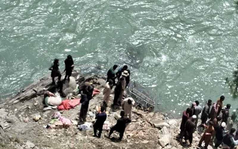 مسافروں سے بھری وین دریائے جہلم میں جا گری،12افراد لاپتہ