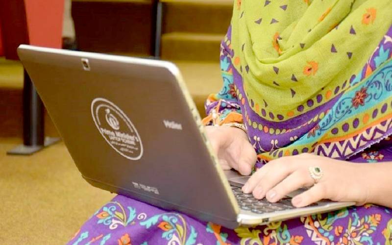 سرکاری کے بعد نجی یونیورسٹیز کے طلبہ کو بھی لیپ ٹاپ ملیں گے