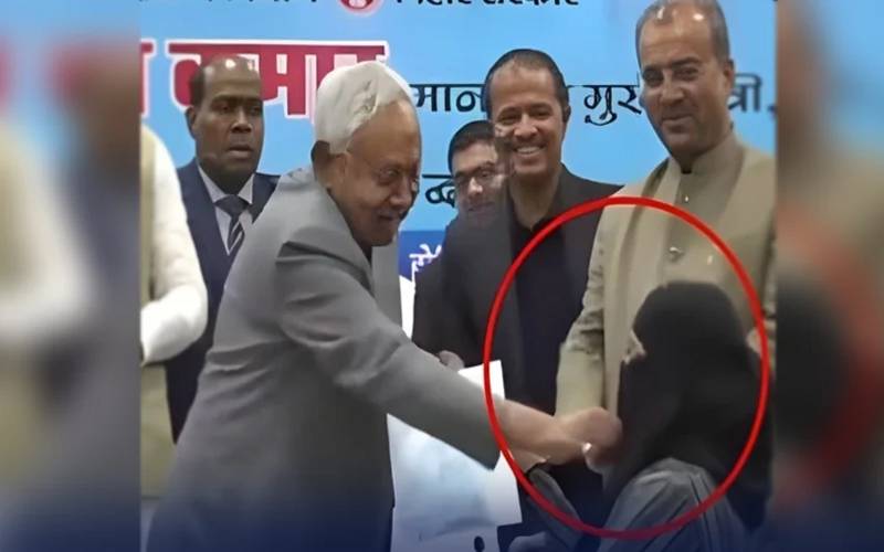 بھارتی ریاست بہار کے وزیراعلیٰ کی گھٹیا حرکت، مسلم خاتون کا نقاب زبردستی ہٹا دیا