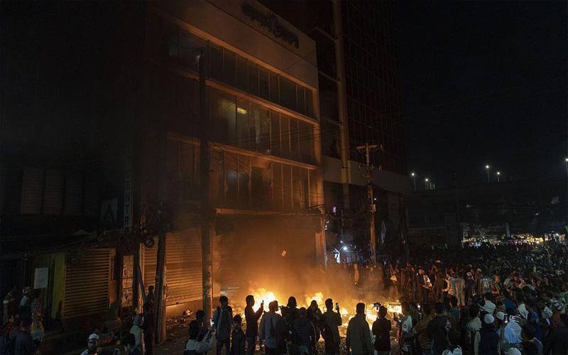 بنگلادیش میں انقلابی طالبعلم کے قتل پر بھارت مخالف مظاہرے، عوامی لیگ و میڈیا دفاتر نذر آتش
