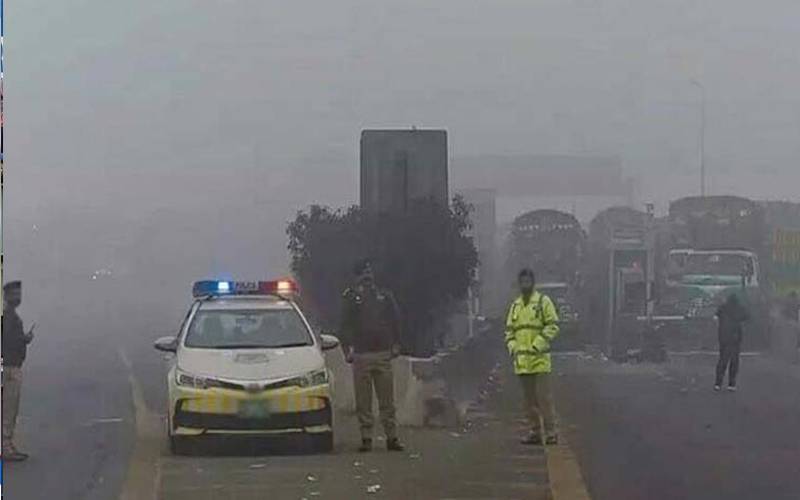 دھند کے ڈیرے، حدنگاہ شدید متاثر، موٹرویز متعدد مقامات سے بند  