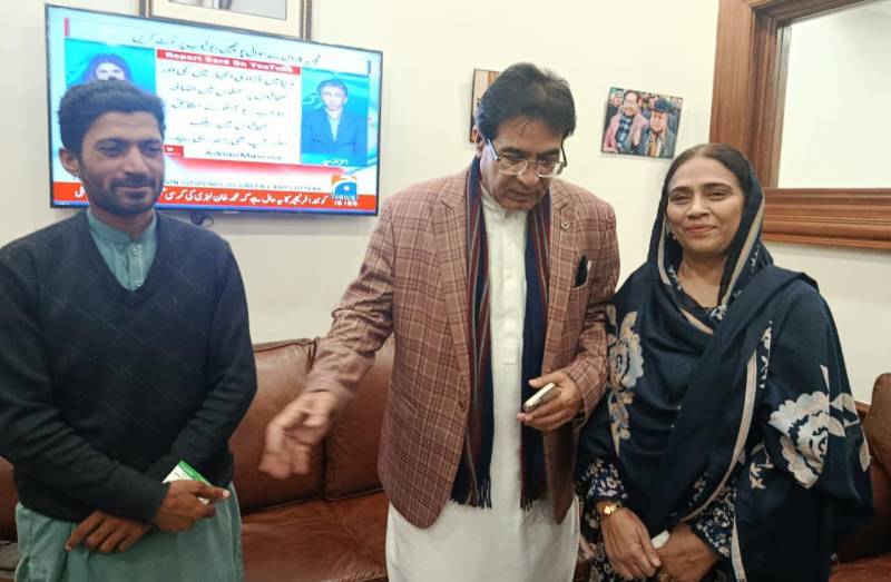  کرین پر چڑھنے والے محمد وقار کی مشیر وزیر اعلیٰ سے ملاقات،مریم نواز کا مداح مطمن ہوگیا