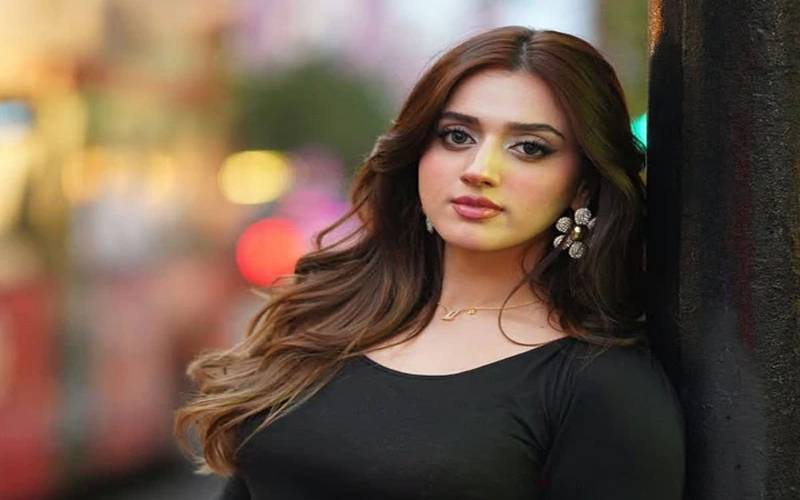 جنت مرزا ریمپ واک کرکے مشکل میں پڑگئیں، سوشل میڈیا پر تنقید
