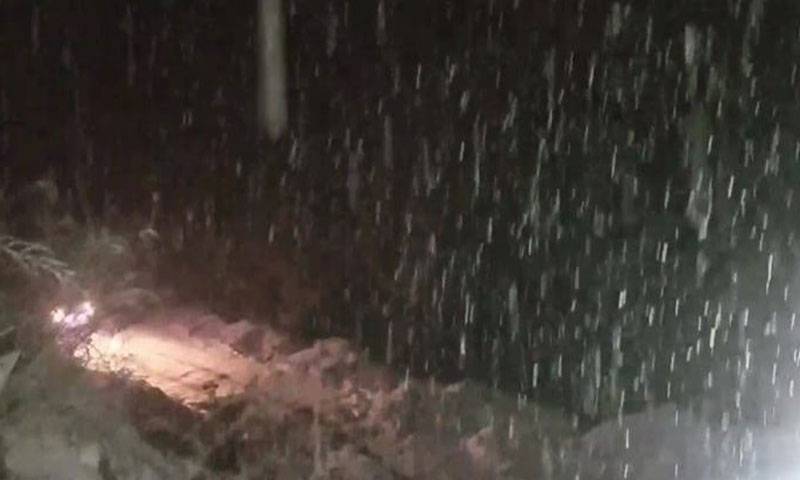 سوات و گردو نواح میں موسم سرما کی پہلی برفباری، سیاحوں کی بڑی تعداد کالام پہنچ گئی