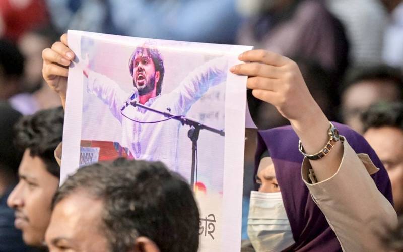عثمان ہادی کی تدفین کے بعد مشتعل ہجوم کا بنگلا دیشی پارلیمنٹ پر دھاوا