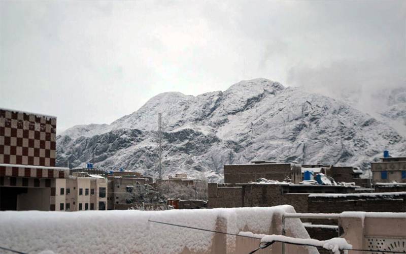 پہاڑوں پر برف، میدانوں میں بارش، موسم نے ملک بھر میں رنگ بکھیر دیئے