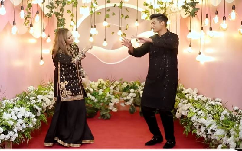 نادیہ خان کی بیٹے کے ساتھ ڈانس ویڈیو تنازع میں بدل گئی  
