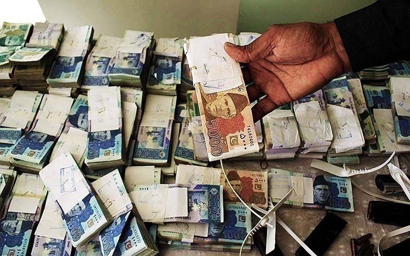 ایمانداری کی اعلیٰ مثال، ریلوے پولیس نے 38 لاکھ کی رقم بحفاظت مسافر کو واپس کر دی