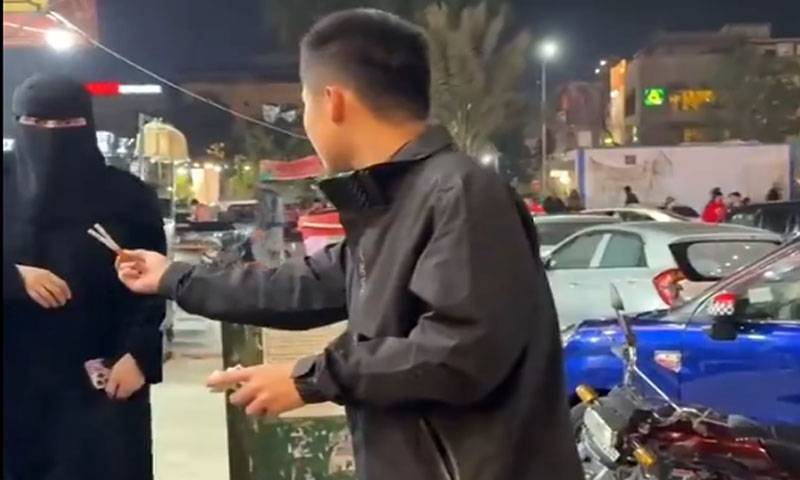 اسلام آباد: غیر ملکی شہری کی خواتین کے ساتھ نامناسب حرکت ، ویڈیو وائرل 