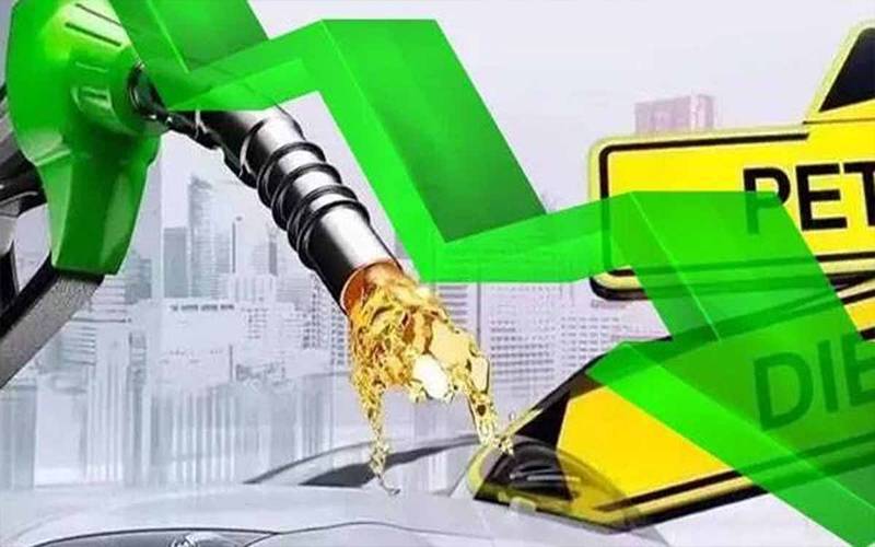 نئےسال پرعوام کو تحفہ ،پٹرولیم مصنوعات کی قیمتوں میں10.60روپےفی لیٹرتک کمی کا امکان