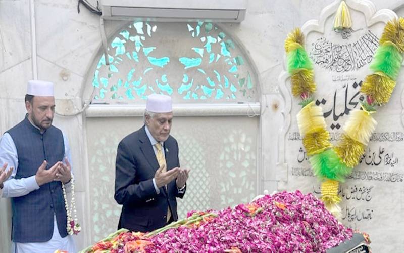 ڈپٹی وزیراعظم اسحاق ڈار کی داتا دربارآمد، فاتحہ خوانی کی