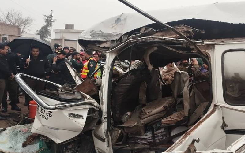 جھنگ؛ ویٹرنری یونیورسٹی کی بس اور ویگن میں خوفناک تصادم،حادثے میں14 افراد جاں بحق