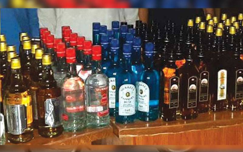 ولایتی بوتلیں، دیسی شراب؛ سال کا آخری مقدمہ منشیات فروش خاتون پر بنا