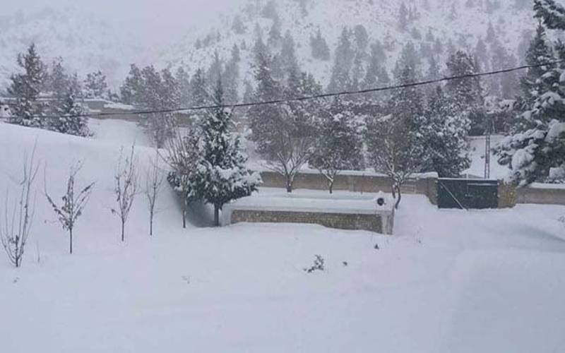 کہیں بارش، کہیں برفباری، پہاڑوں نے سفید چادر اوڑھ لی، رابطہ سڑکیں بند 