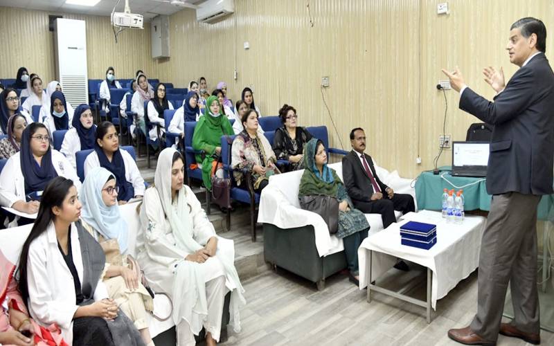 نرسز پیشہ ورانہ مہارت سے بیماروں میں جینے کی امنگ پیدا کرتی ہیں:پروفیسر فاروق افضل