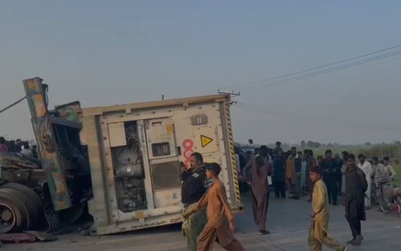  مٹیاری ؛ ہائی وے پر خوفناک حادثہ،تیز رفتار ٹرالر مسافر وین پر الٹ گیا،خاتون سمیت 2 جاں بحق 