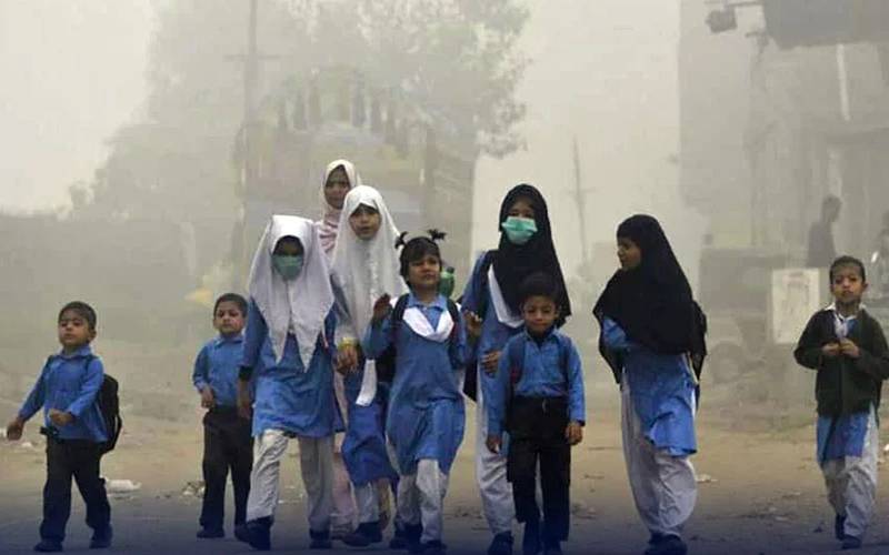 شدید سردی اور دھند کے باوجود سکول کھل گئے، بچوں کے بیمار ہونے کا خدشہ