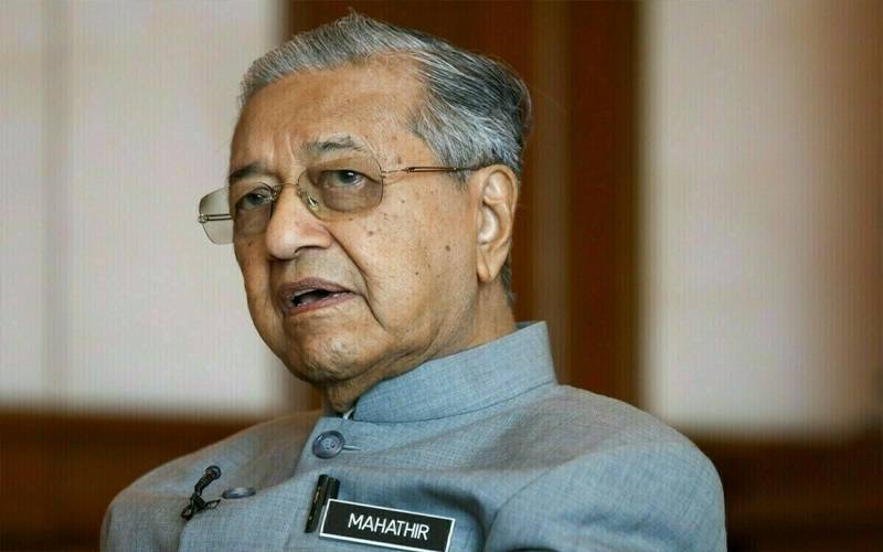 ملائیشیا کے سابق وزیراعظم مہاتیر محمد گر گئے، ہسپتال منتقل