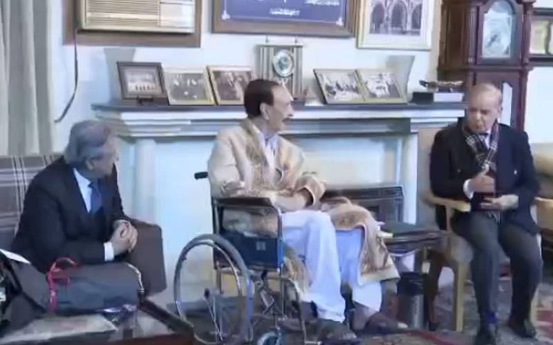  وزیراعظم شہباز شریف  اور اعظم نذیر تارڑ نے راجہ طفر الحق کے گھر جا کر  انکی عیادت کی