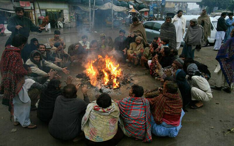 ملک بھر میں سردی کی لہر برقرار، میدانی علاقوں میں شدید دھند ،پہاڑوں میں یخ بستہ موسم